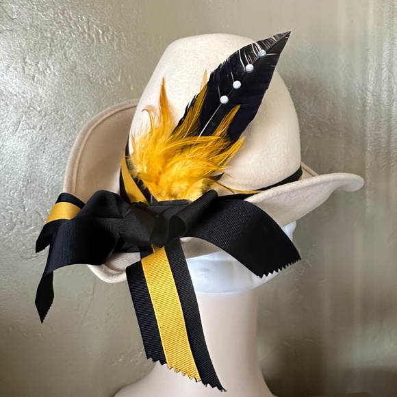 STRIKING 1970s' IVORY FELT FEDORA + YELLOW/BLACK TRIM & FEATHERS - Picture 5 of 9